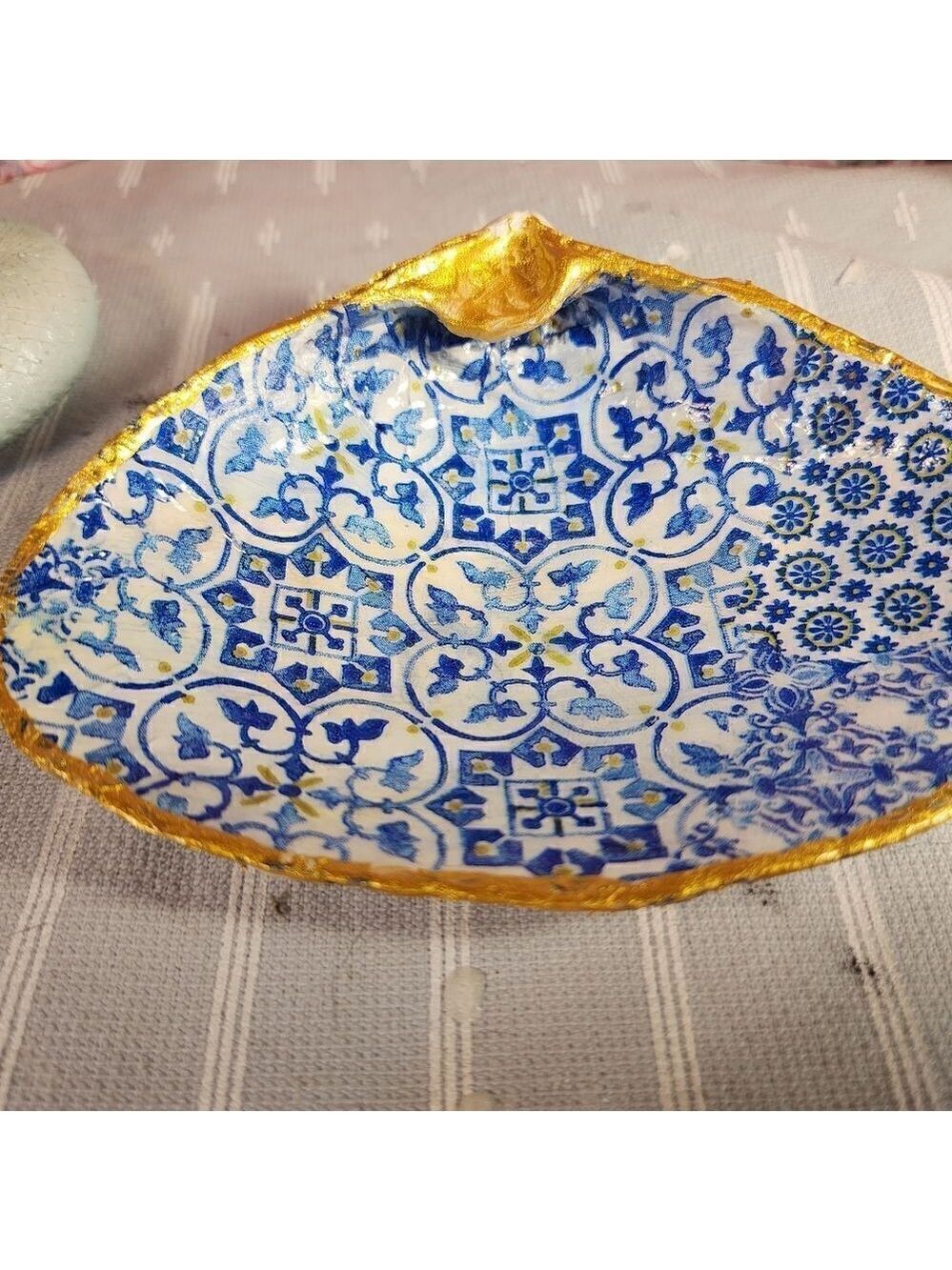 DECOUPAGE CLAM SHELL DECOUPAGE BLUE PATTERN ON A CLAM SHELL TRINKET DISH - Picture 5 of 11